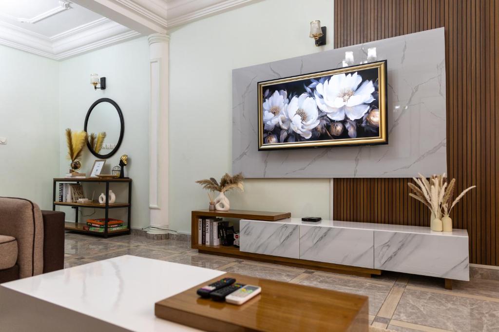 TV a/nebo společenská místnost v ubytování High-end 2BR apartment in the heart of Yaoundé