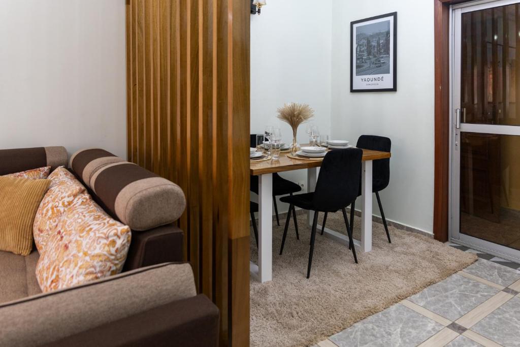 Posezení v ubytování High-end 2BR apartment in the heart of Yaoundé