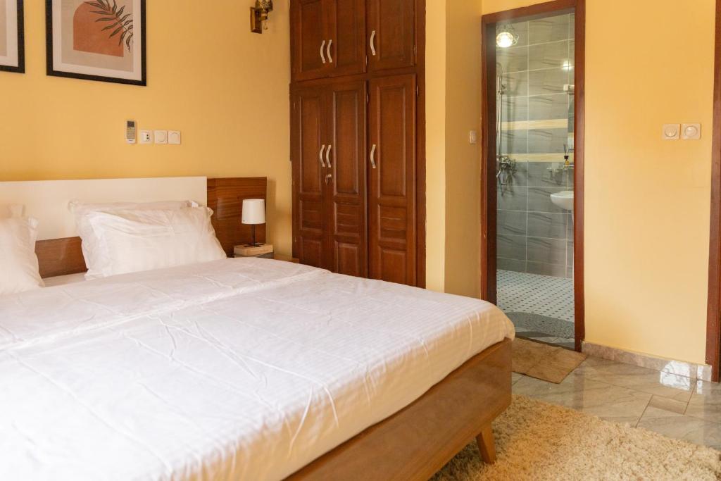 Postel nebo postele na pokoji v ubytování High-end 2BR apartment in the heart of Yaoundé