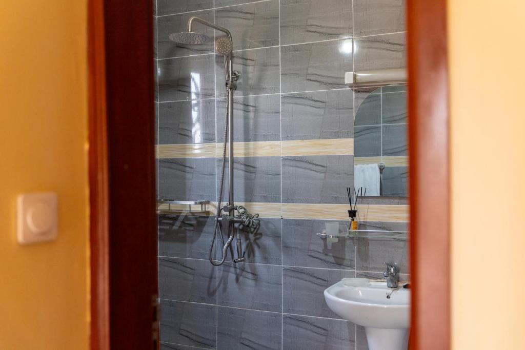 Koupelna v ubytování High-end 2BR apartment in the heart of Yaoundé