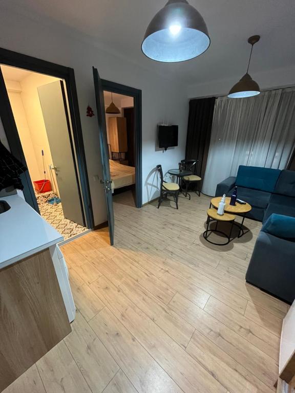 Una sala de estar con un sofá azul y una mesa. en Bakuriani art apart hotel 203, en Bakuriani