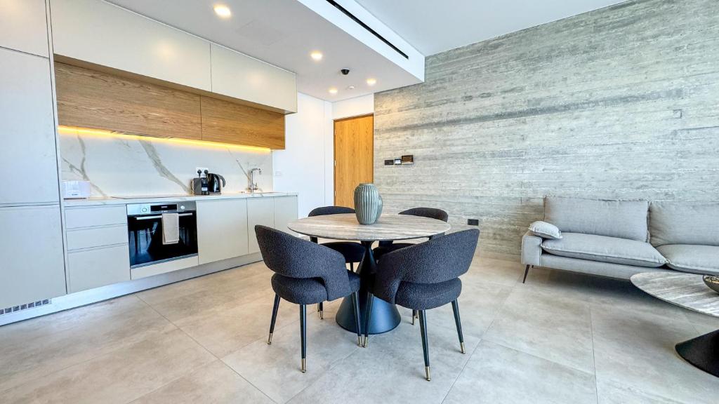Malberry Park 202 - Modern 2 Bedroom Apartment with Pool, Gym, Jaccuzi
