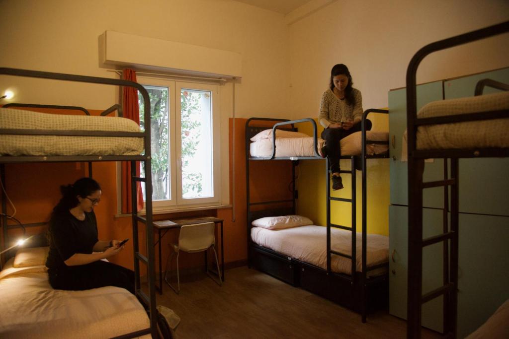 Postel nebo postele na pokoji v ubytování Sunflower City Student Hostel & Bar