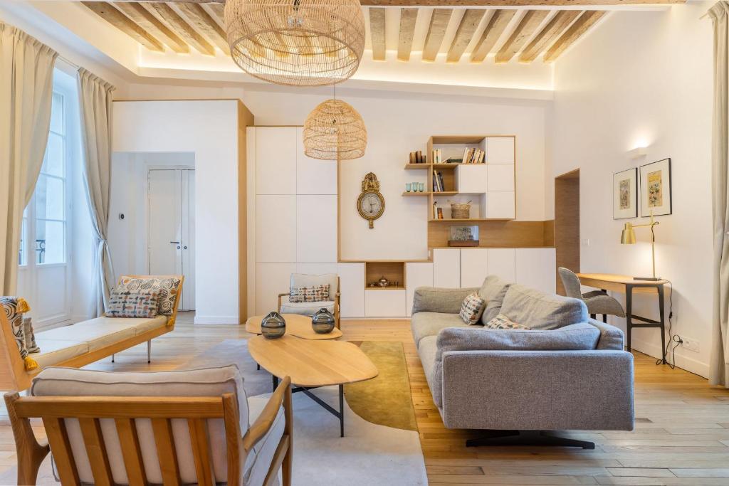 un salon avec un canapé et une table dans l'établissement Mousquetaire, à Paris