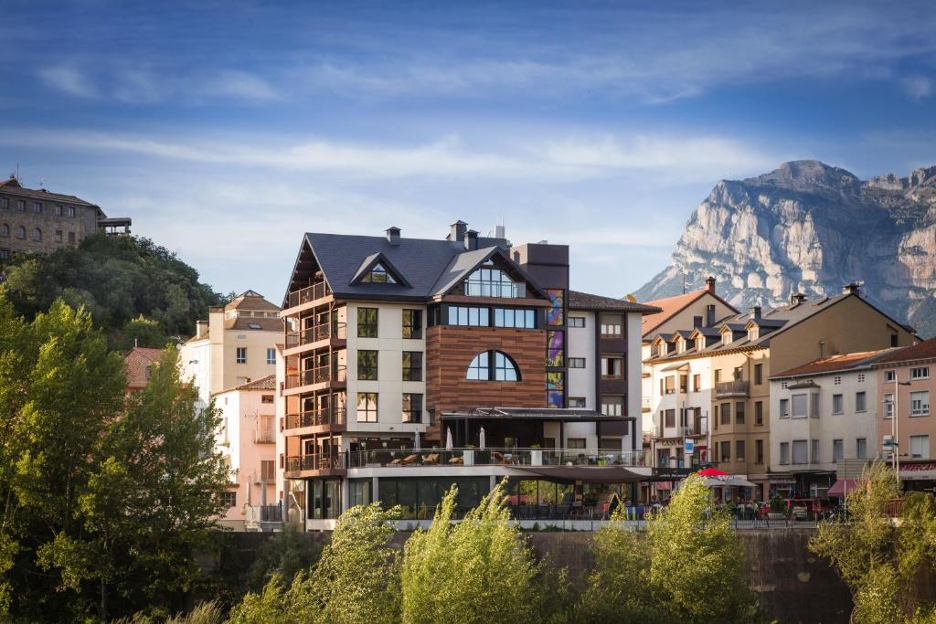 un grupo de edificios con una montaña en el fondo en Hotel Sanchez, en Aínsa