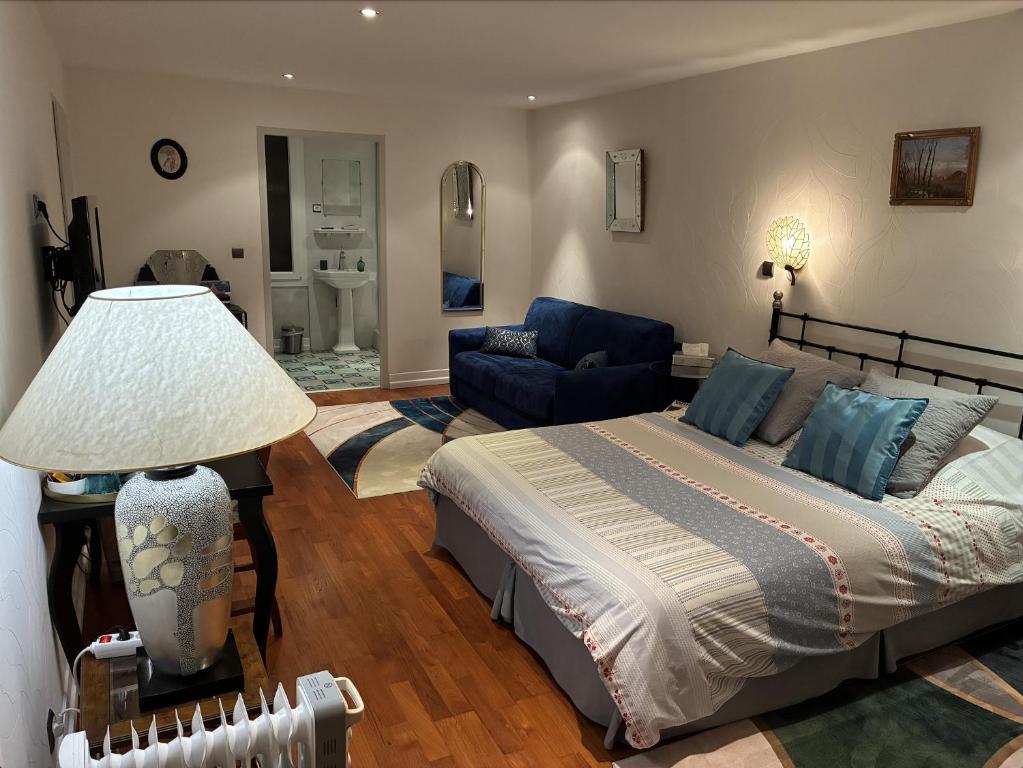 une chambre avec un lit et un salon dans l'établissement Villa atmosphère PETIT DEJEUNER COMPRIS, à Grenoble