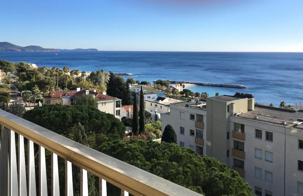 une vue sur l'océan depuis le balcon d'un immeuble dans l'établissement Le Goéland, à Toulon