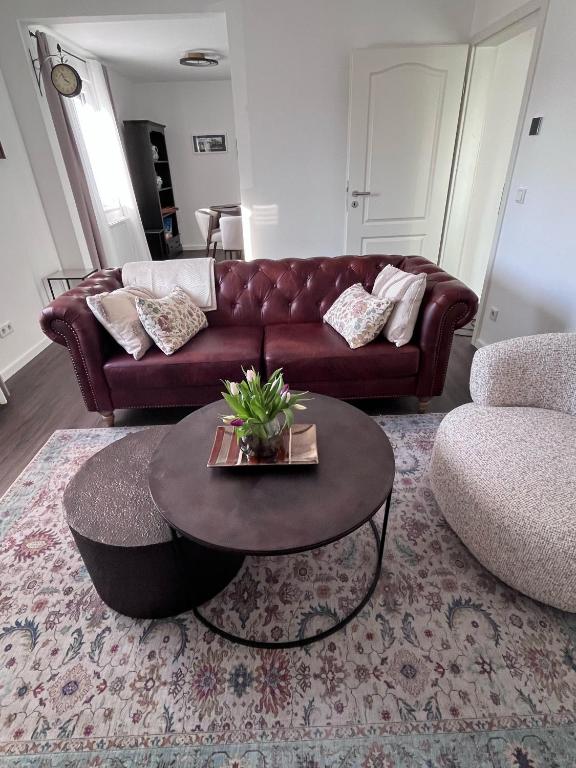 オーベルツハウゼンにある3 Zimmer Wohnung Obertshausen - Neu Renoviertのソファとコーヒーテーブルのあるリビングルーム