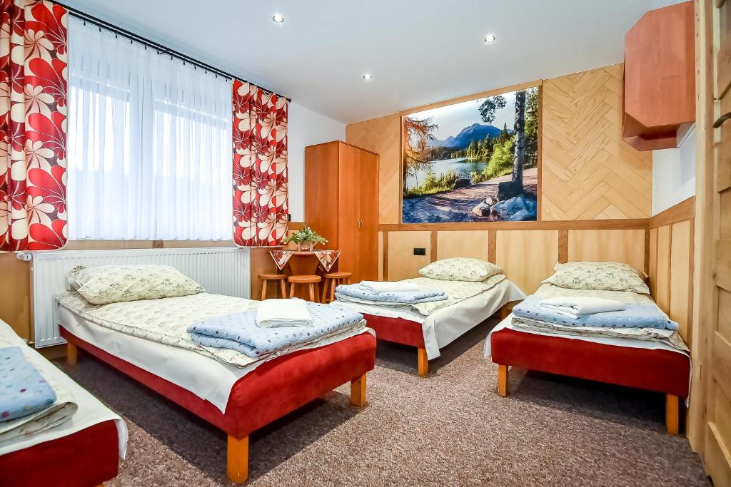 Ένα ή περισσότερα κρεβάτια σε δωμάτιο στο U Kasi i Janusza