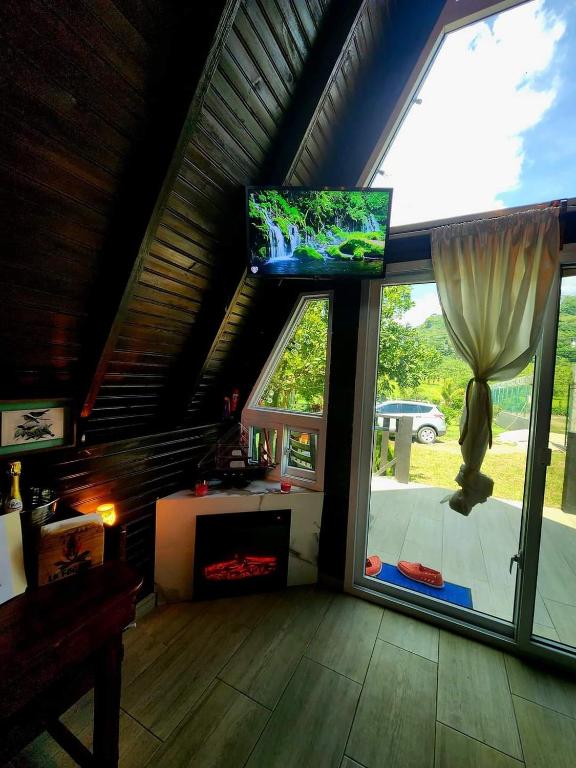 TV a/nebo společenská místnost v ubytování Cabaña Alpina