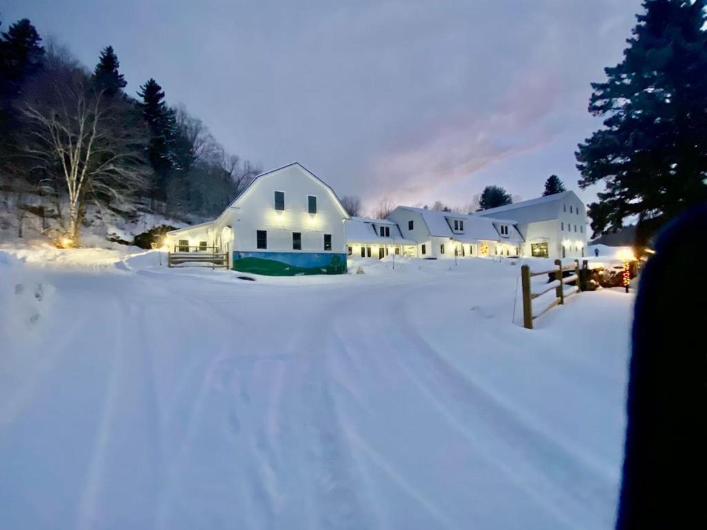 ein weißes Haus im Schnee bei Nacht in der Unterkunft Luxury ADA Unit - 101 in Wilmington