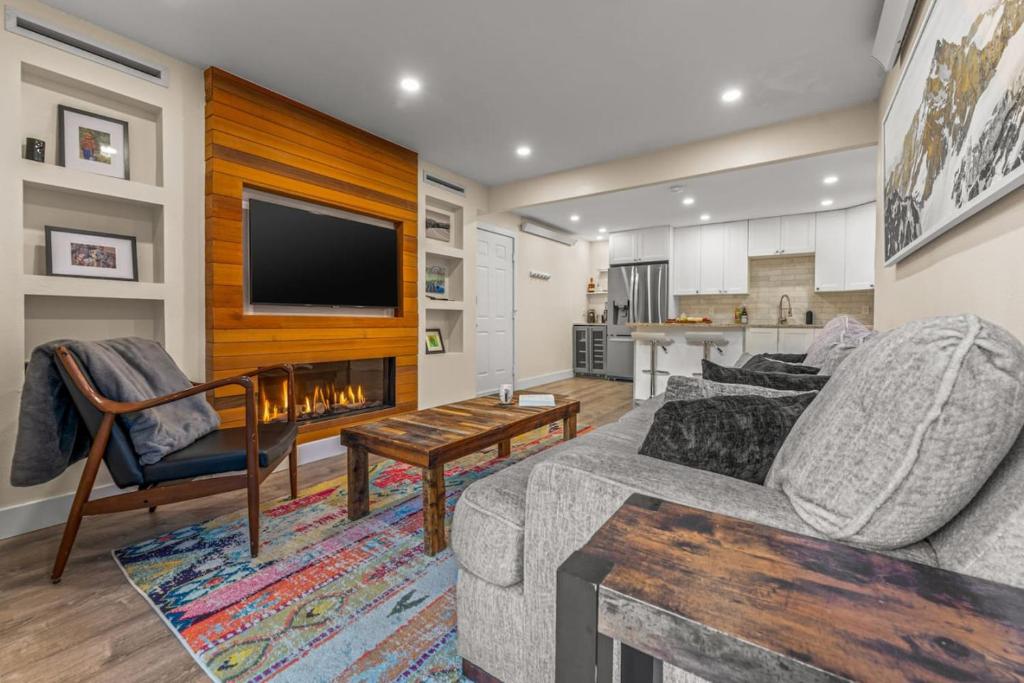 a living room with a couch and a tv at Prime Location Skiiers Paradise in Avon
