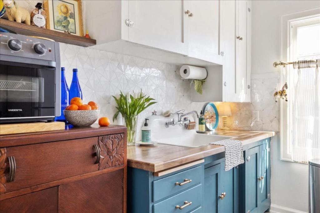 Η κουζίνα ή μικρή κουζίνα στο Bright & Cozy 2BR | Near Downtown, MSU & Hospitals