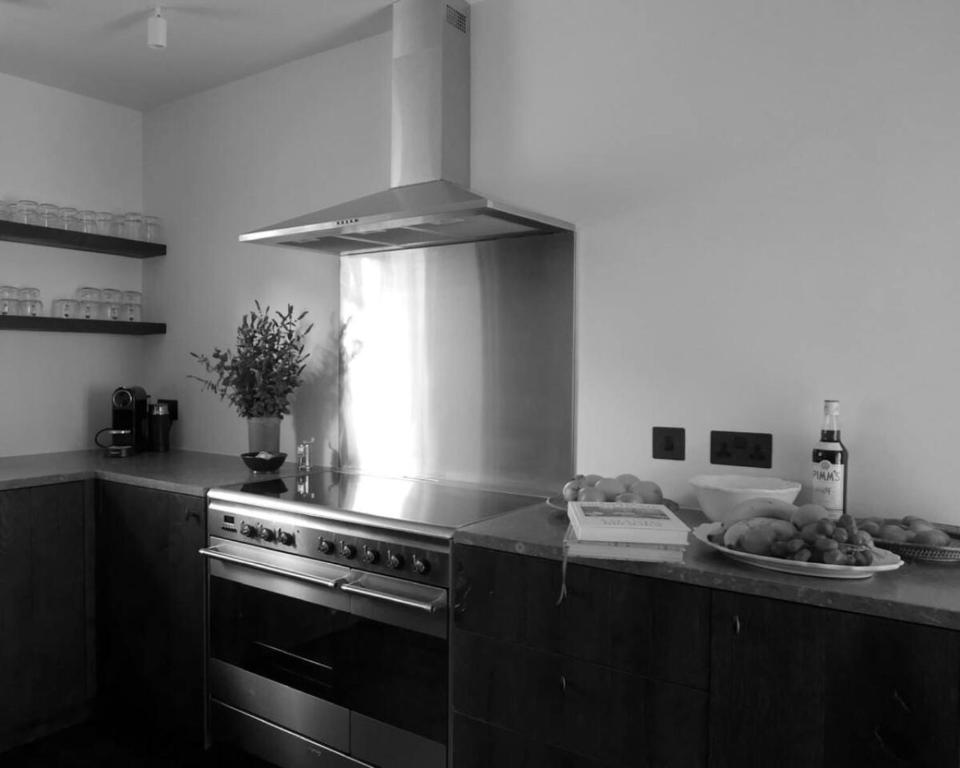 een keuken met een fornuis en een fruitschaal bij Old school - Charming Historic Cottage for Seven in Ballater