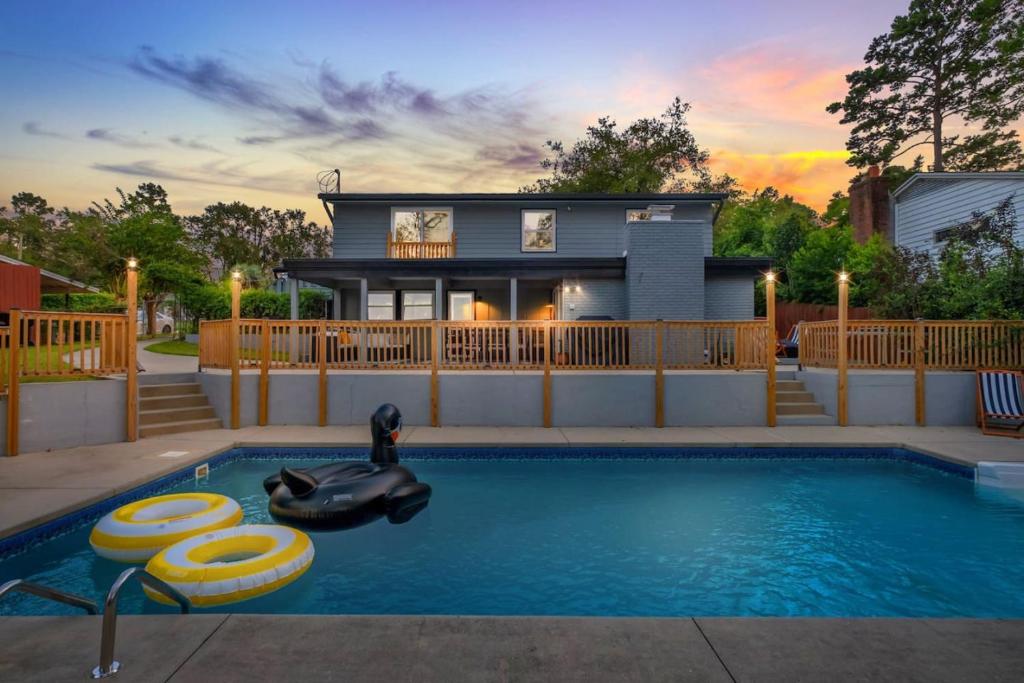 una casa con piscina delante de una casa en TAL Getaway with POOL only 7 Mins to FSU, en Tallahassee