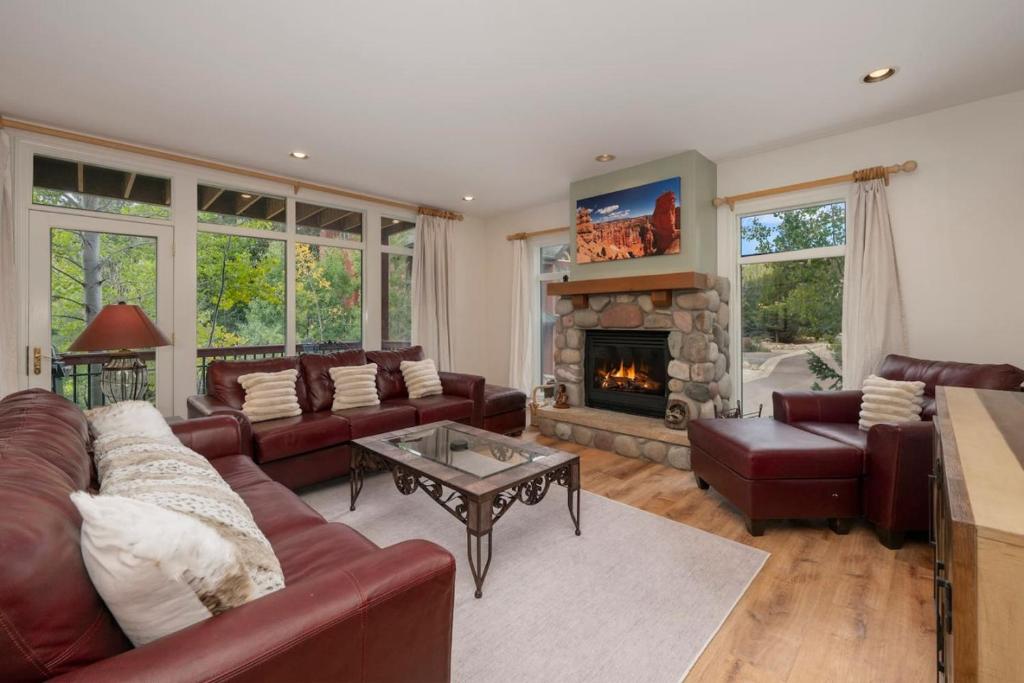 Χώρος καθιστικού στο Luxe Home Minutes To Skiing Hot Tub