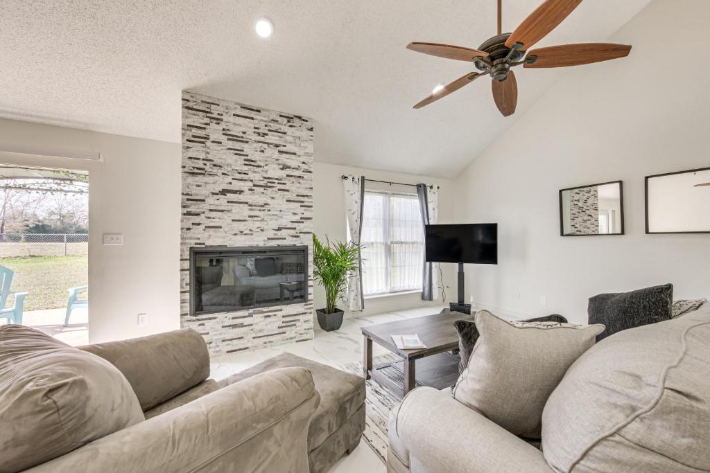 ein Wohnzimmer mit Couch und Kamin in der Unterkunft 1 Mi to Lake Jacksonville Pet-Friendly Home in Jacksonville