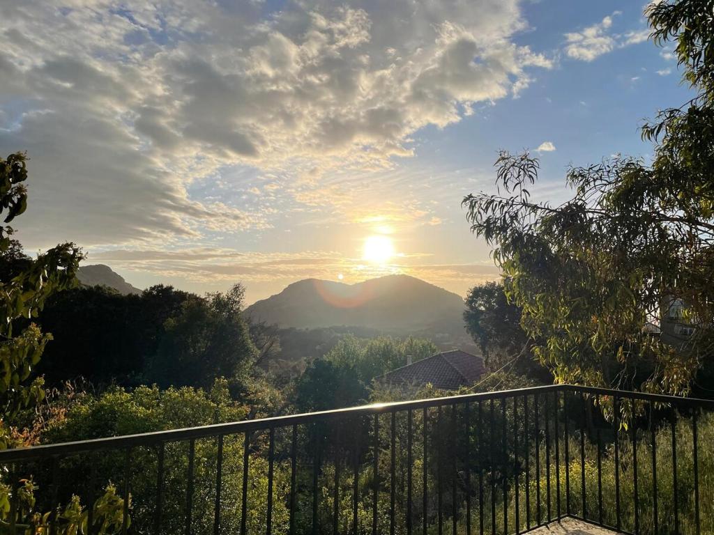 een balkon met uitzicht op de zonsondergang bij Casa Nunziada in Patrimonio Garden level, Quiet and Bright in Patrimonio