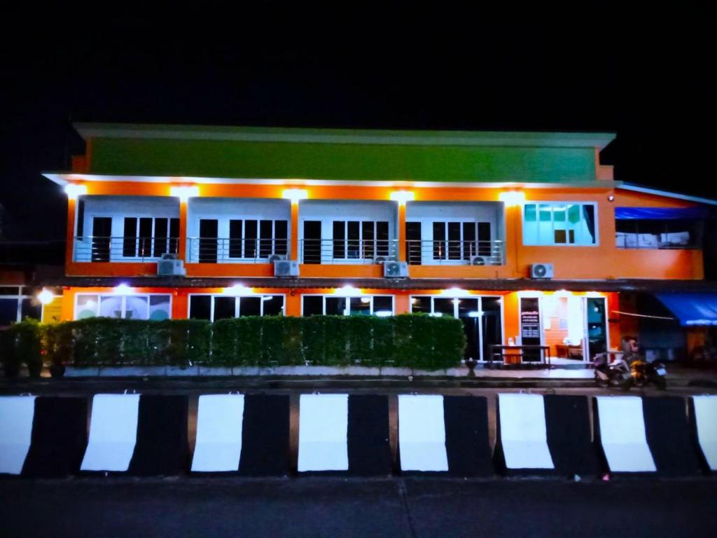 拉廊ลูกจ่าปองโฮม Lukjapong Home的一座建筑,在晚上有灯