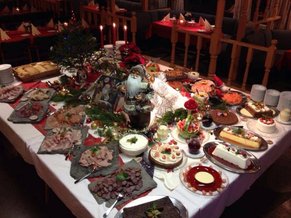 Volda Turisthotell في Volda: طاولة مليئة بالطعام على طاولة