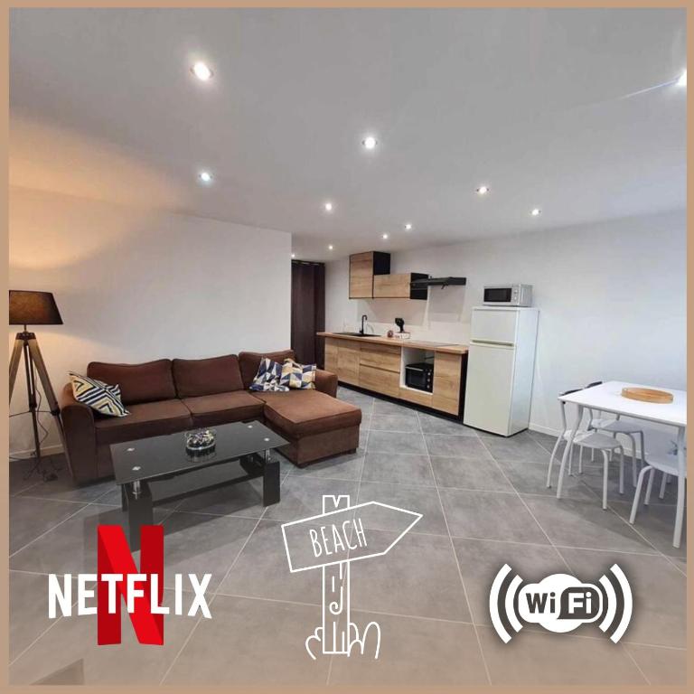 un salon avec un canapé et une cuisine dans l'établissement Les Voiles Blanches, T3 neuf de 53 m2, à Saint-Jean-de-Monts