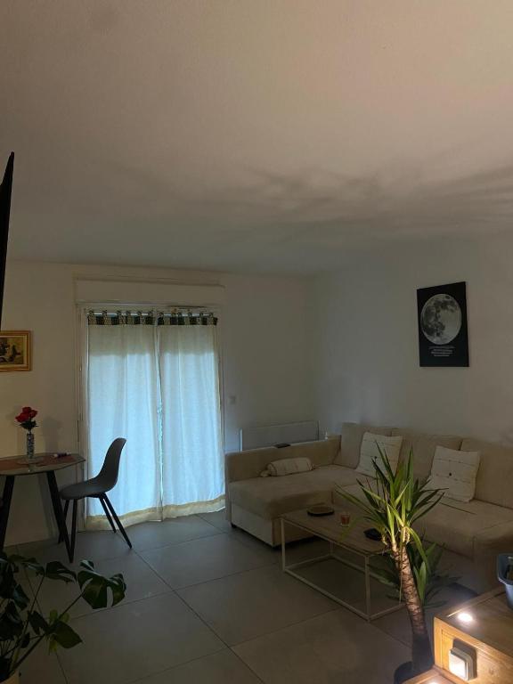 un salon avec un canapé et une table dans l'établissement Atypical jacuzzi accommodation in Bordeaux!, à Bordeaux