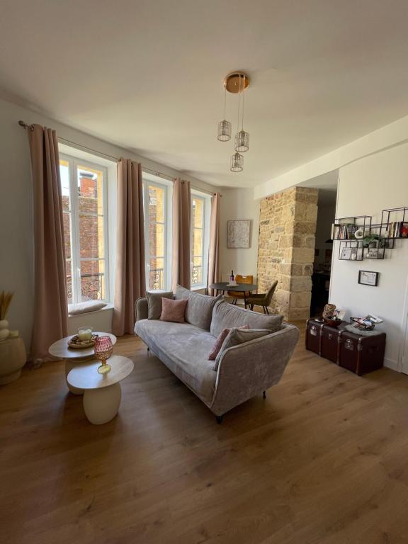 un salon avec un canapé et une table dans l'établissement Au cœur du centre historique de Sarlat, à Sarlat-la-Canéda