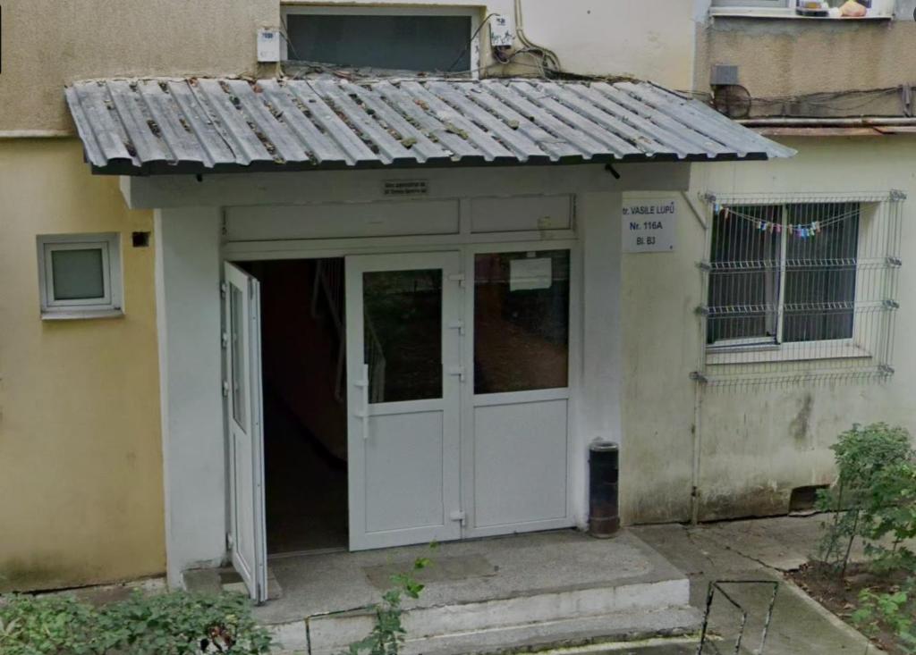 een toegang tot een huis met een witte deur bij The Box in Iaşi