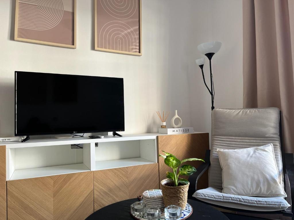 Televízia a/alebo spoločenská miestnosť v ubytovaní NERJA 4