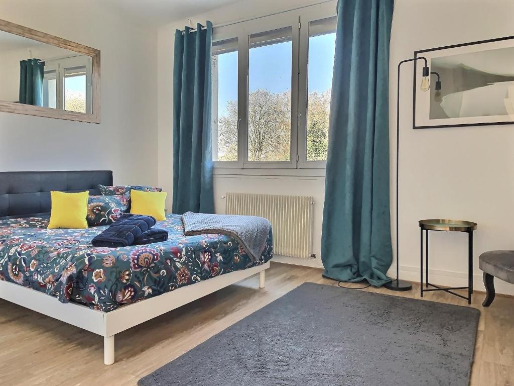 une chambre avec un lit et une grande fenêtre dans l'établissement Le Duplex Amiens Centre, à Amiens