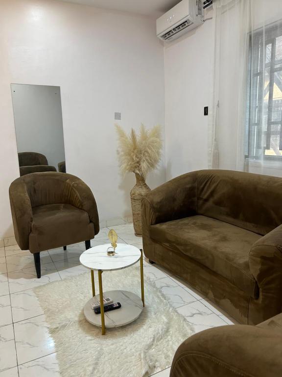 Foto de la galeria de Chrispol hotel and suites a Agege