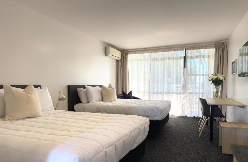 Postel nebo postele na pokoji v ubytování Bluewater Hotel