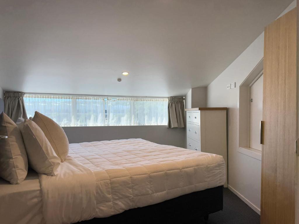 Postel nebo postele na pokoji v ubytování Bluewater Hotel