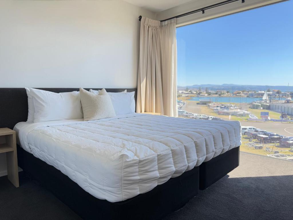 Postel nebo postele na pokoji v ubytování Bluewater Hotel