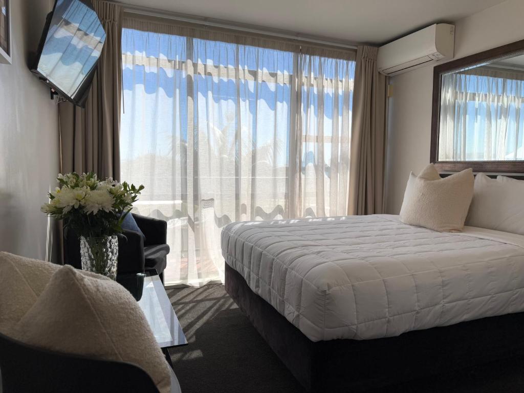 Postel nebo postele na pokoji v ubytování Bluewater Hotel