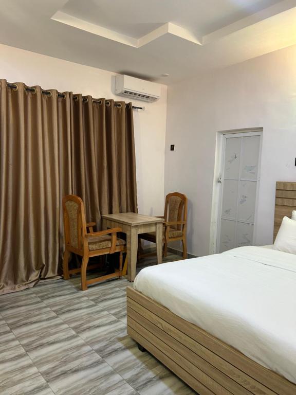 Foto de la galeria de Chrispol hotel and suites a Agege