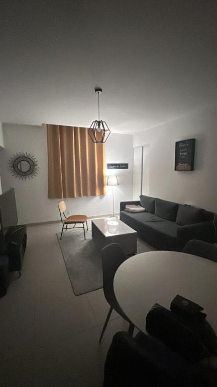 un salon avec un canapé et une table dans l'établissement Toto, au Mans