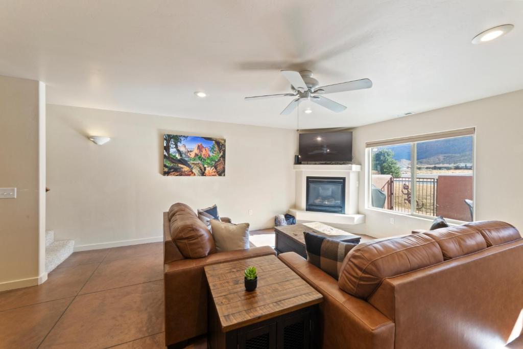 TV a/nebo společenská místnost v ubytování Prickly Pear Vista