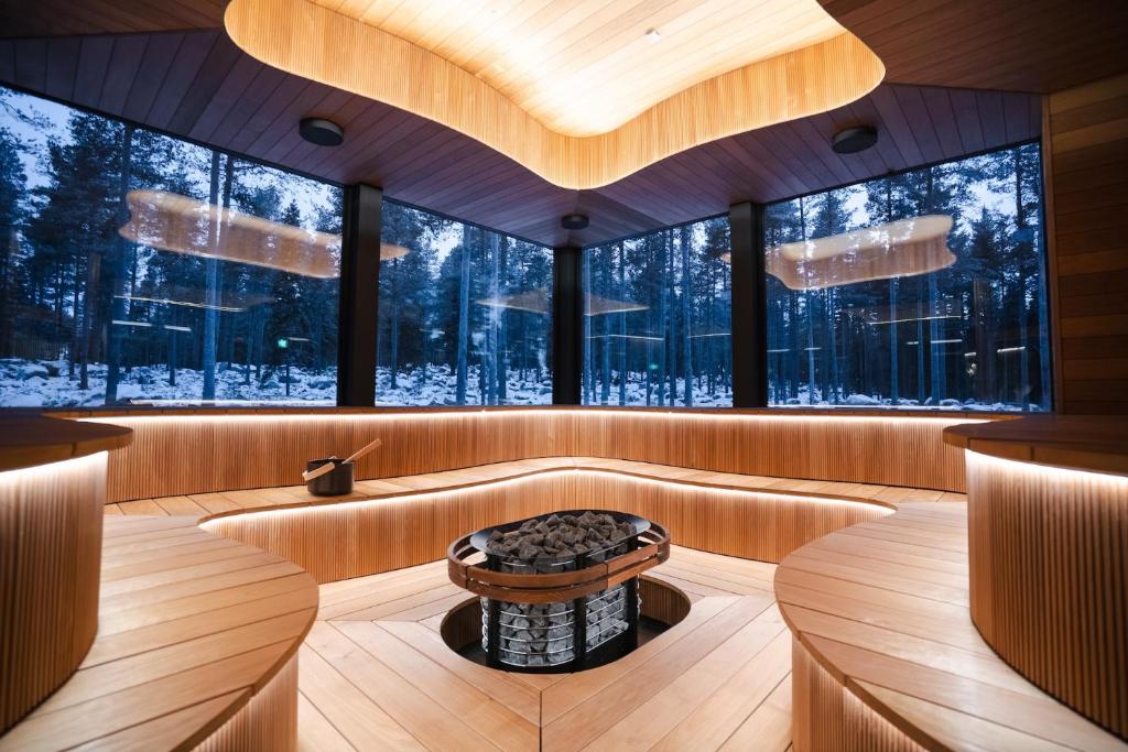 Posezení v ubytování Invisible Forest Lodge Suite with Private Sauna and Hot Tub