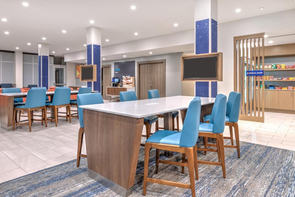 Holiday Inn Express & Suites Austin Airport East by IHG photo
