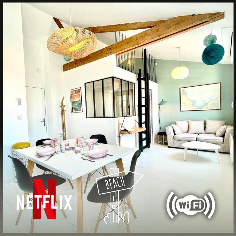 un salon avec une table et des chaises blanches dans l'établissement Blue Beach Les Sables d'Olonne, à Les Sables-dʼOlonne