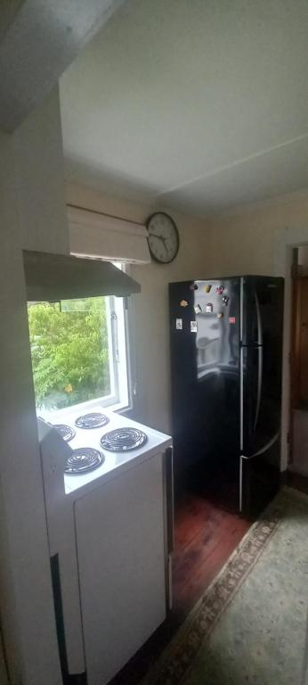 Kuchyň nebo kuchyňský kout v ubytování Kowhai Cottage Whanganui