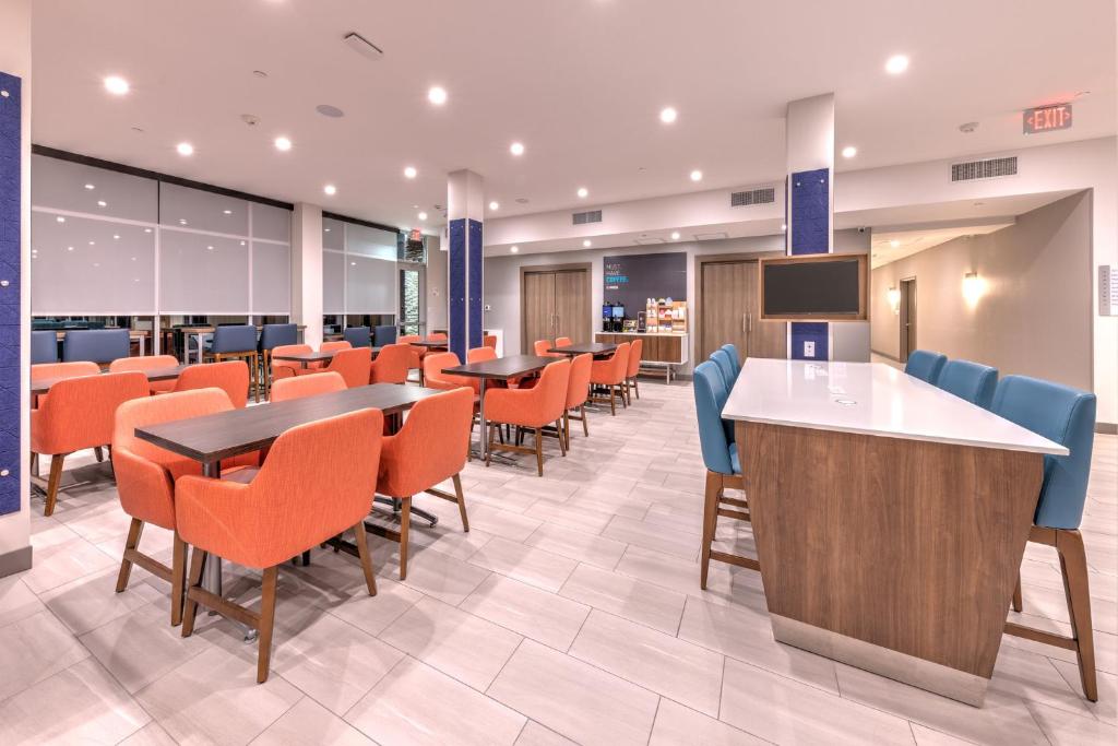 Holiday Inn Express & Suites Austin Airport East by IHG photo