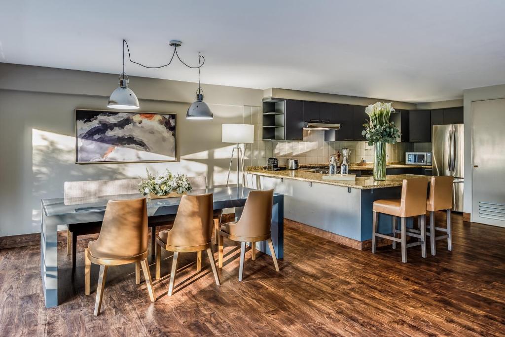 a kitchen and dining room with a table and chairs at Dominion Polanco in Mexico City