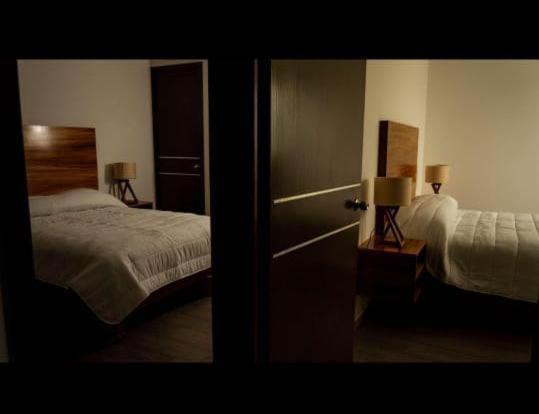 2 Bilder eines Schlafzimmers mit einem Bett und einer Tür in der Unterkunft Hotel entre volcanes in Cholula de Rivadavia