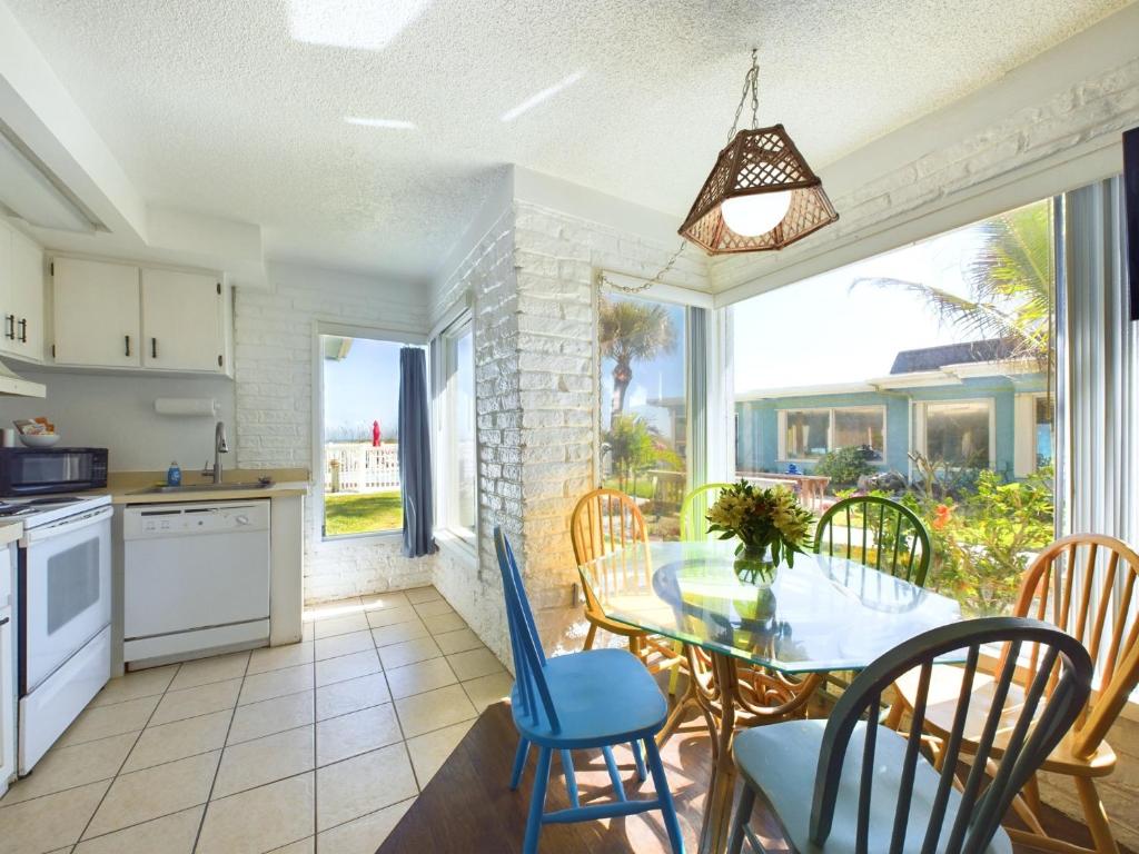 Kuchyň nebo kuchyňský kout v ubytování Unit 116 Courtyard Condo In Oceanfront Complex