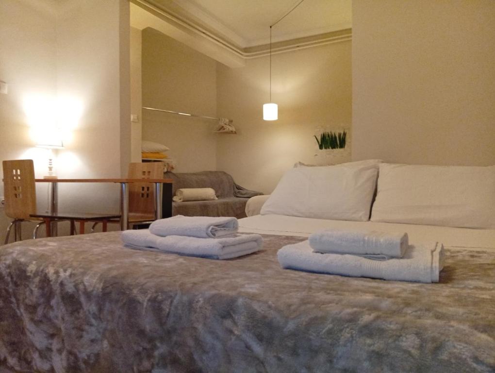 A bed or beds in a room at Zacharitsa APT at Acropolis up 4 guests by LODGESPOT