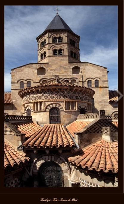 un grand bâtiment avec une tour d'horloge au sommet dans l'établissement Nouveau Maison Spacieuse, à Pérignat-lès-Sarliève