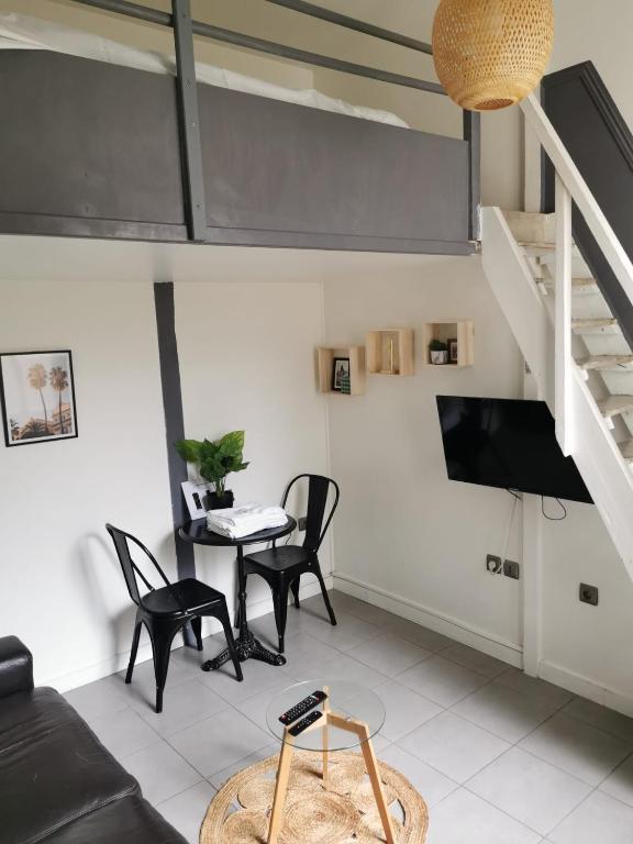 un salon avec une table et des chaises dans l'établissement Coeur de Bastide, à Bordeaux