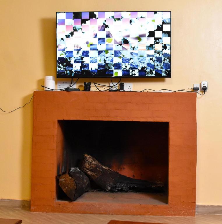 TV a/nebo společenská místnost v ubytování MG's Bamboo Shade Villa, Karatina